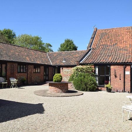 At The Farmhouse Hunters Hall Hotel Dereham Exterior foto