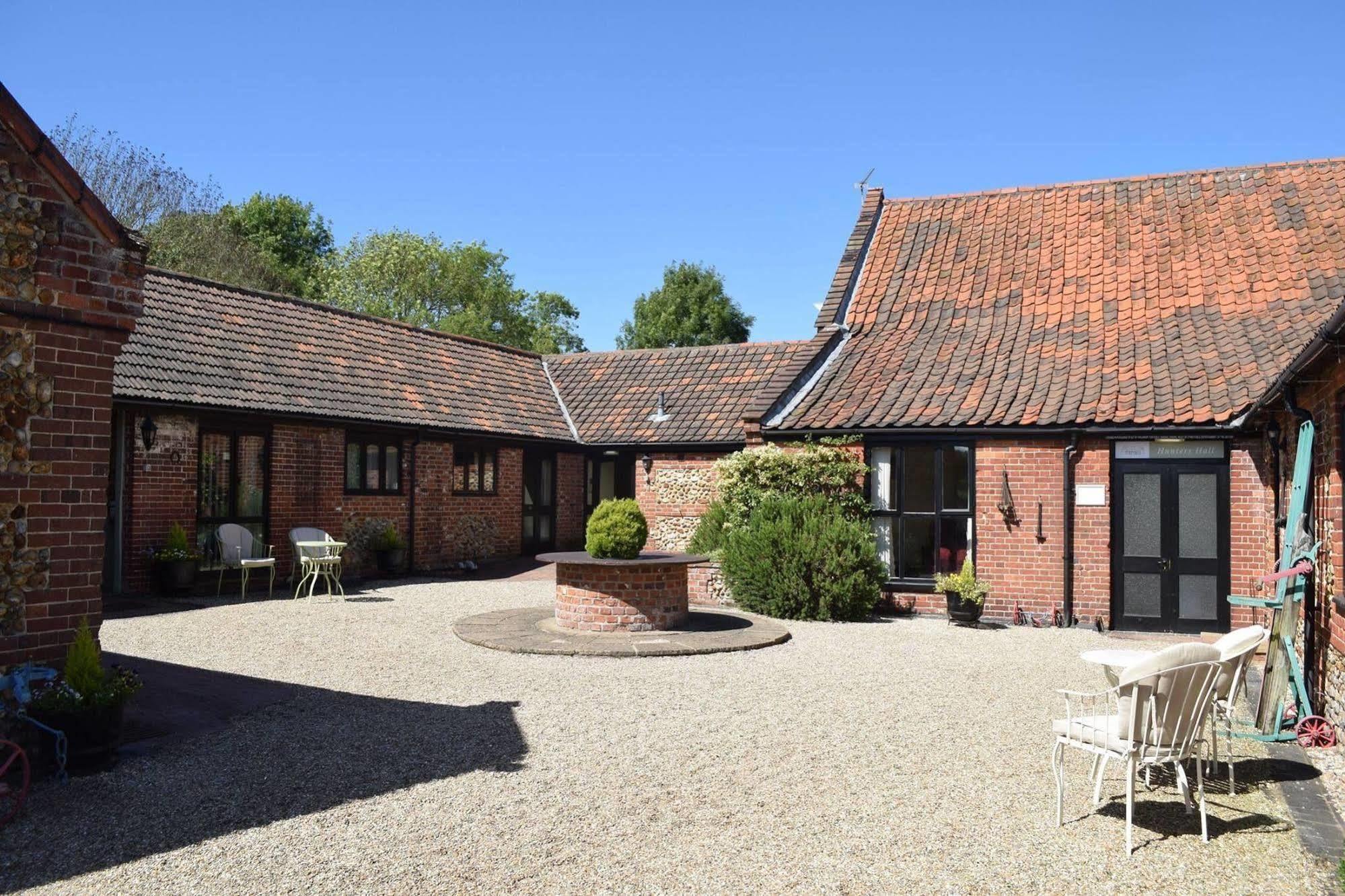 At The Farmhouse Hunters Hall Hotel Dereham Exterior foto