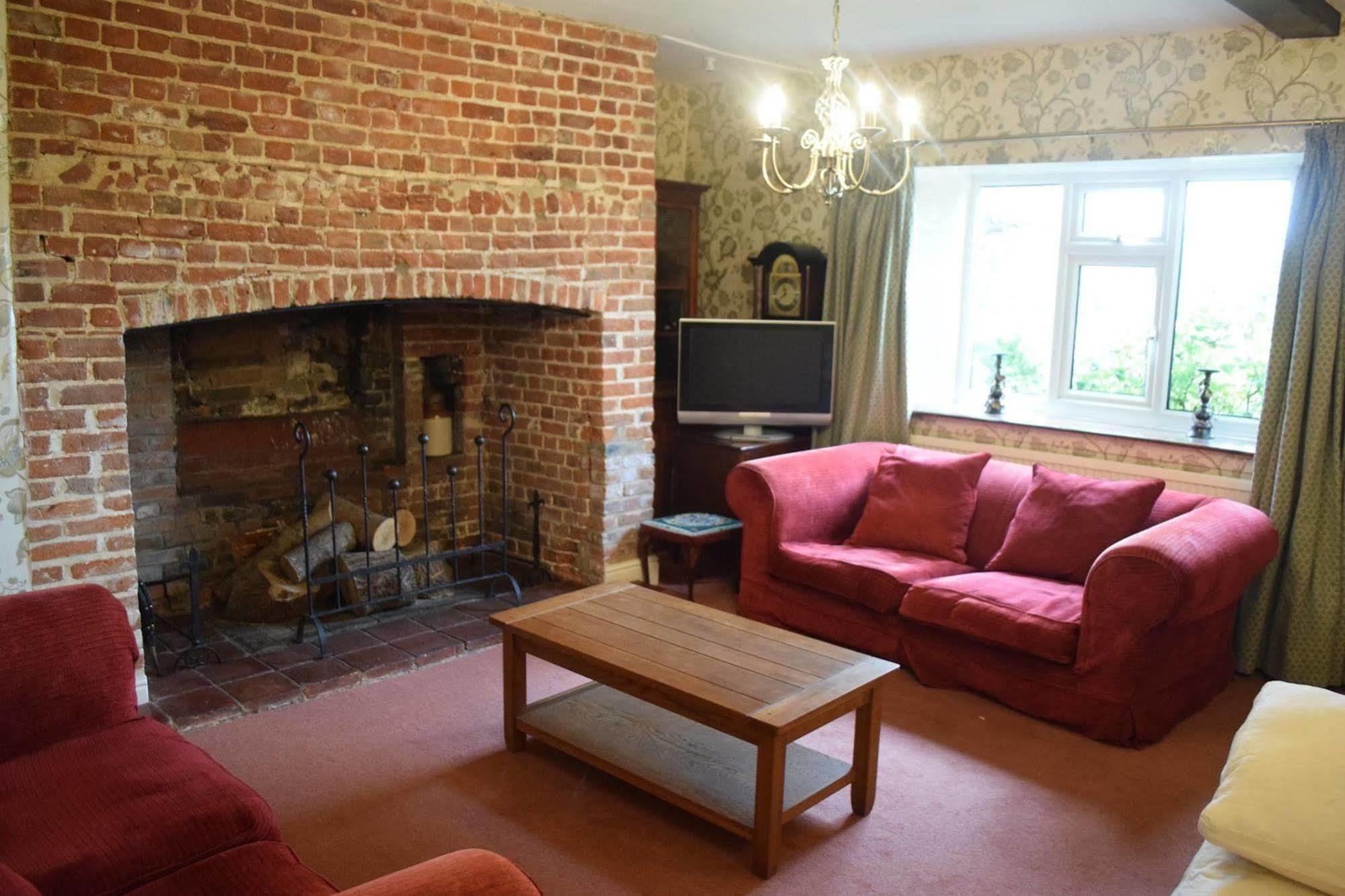 At The Farmhouse Hunters Hall Hotel Dereham Exterior foto