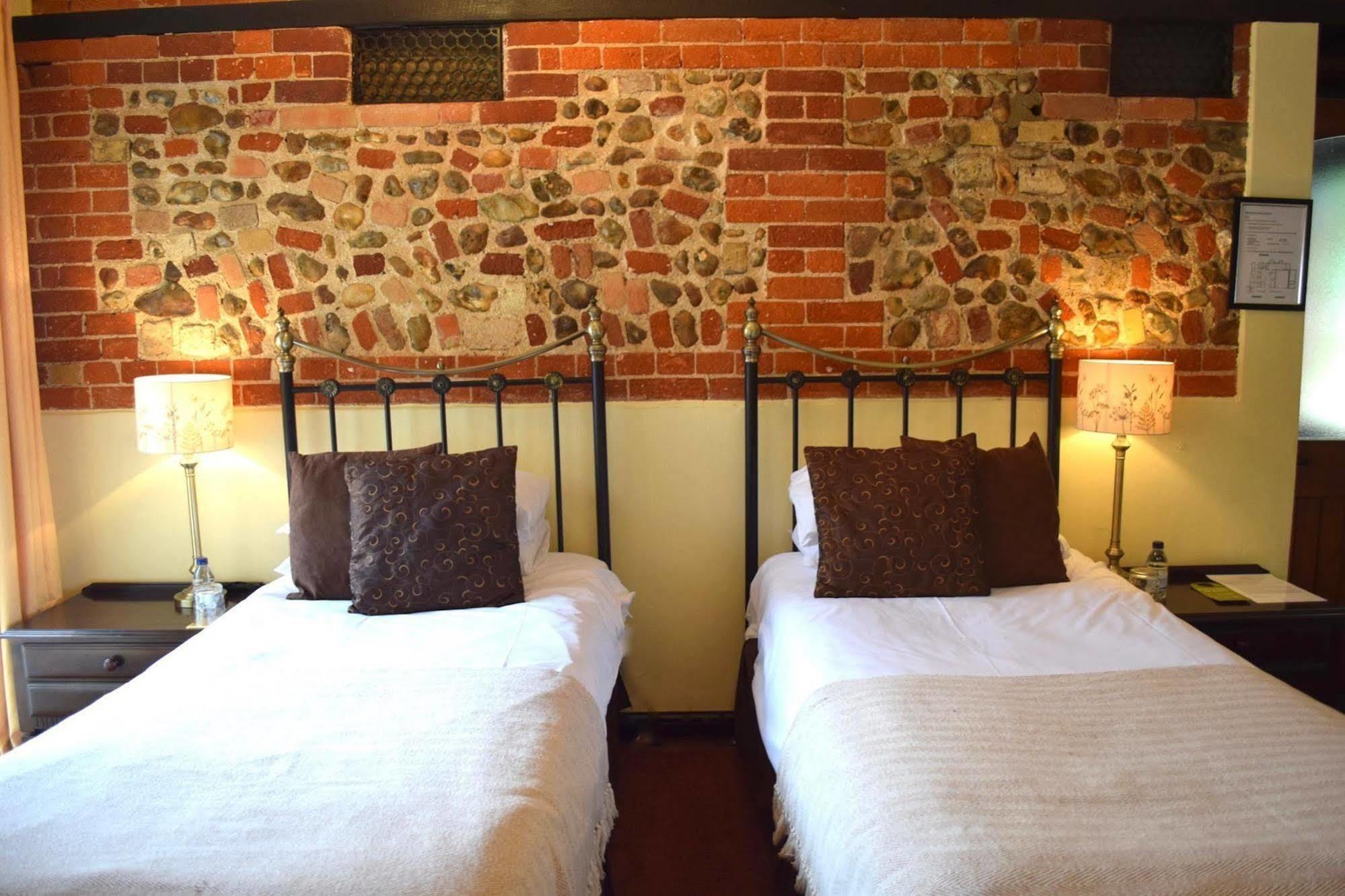 At The Farmhouse Hunters Hall Hotel Dereham Exterior foto