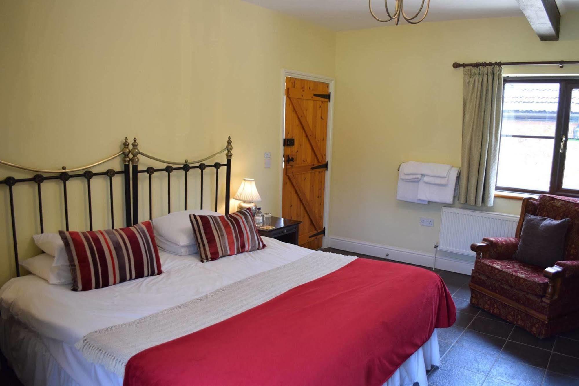 At The Farmhouse Hunters Hall Hotel Dereham Exterior foto
